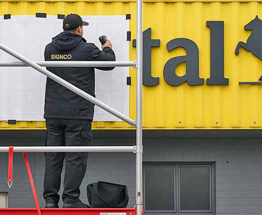 montage van gevelletters en freesletters op de gevel van een gebouw