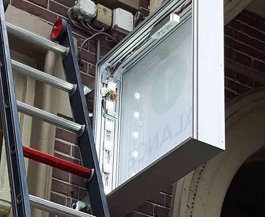 montage van rechthoekige dubbelzijdige lichtbakken aan een gevel of mastconstructie